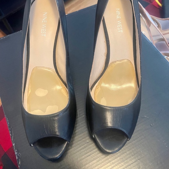 Nine west peep toe black leather heels size 9 1/2 - Picture 1 of 5